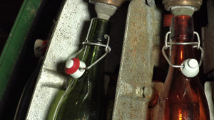 Bierflasche unter dem Füllrohr